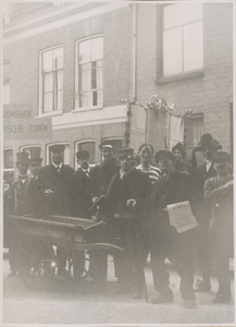 879330 Afbeelding van enkele figuren uit de groep 'Verdwenen Utrechtsche Typen', deelnemers aan de feestelijke optocht, ...